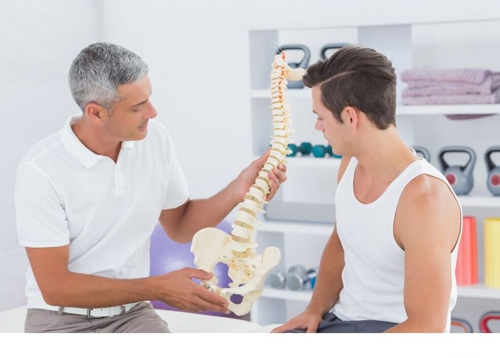 The doctor shows the patient the spinal arthrosis